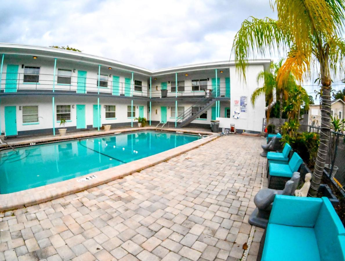 Uptown Inn & Suites St. Petersburg Ngoại thất bức ảnh